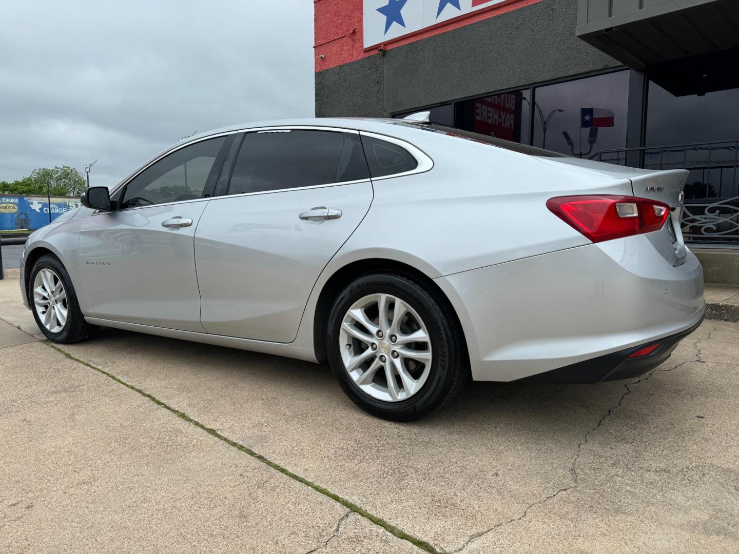 2017 SILVER /Gray CHEVROLET MALIBU LT 4dr Sedan (1G1ZE5ST8HF) with an 1.5L I4 Turbocharger engine, Automatic 6-Speed transmission, located at 5900 E. Lancaster Ave., Fort Worth, TX, 76112, (817) 457-5456, 0.000000, 0.000000 - This is a 2017 Chevrolet Malibu 1.5L I4 Turbocharger that is in excellent condition. There are no dents or scratches. The interior is clean with no rips or tears or stains. All power windows, door locks and seats. Ice cold AC for those hot Texas summer days. It is equipped with a CD player, AM/FM ra - Photo#6